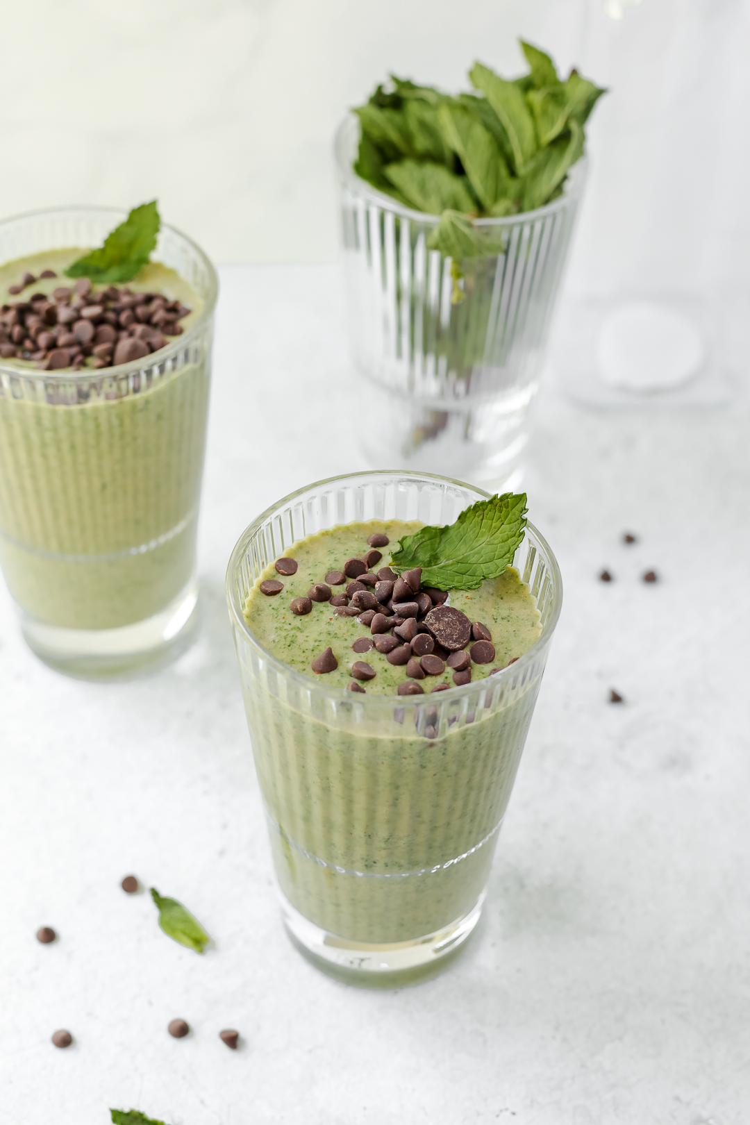 Mint Chocolate Chip Smoothie (Easy Breakfast) - Brae's Bites